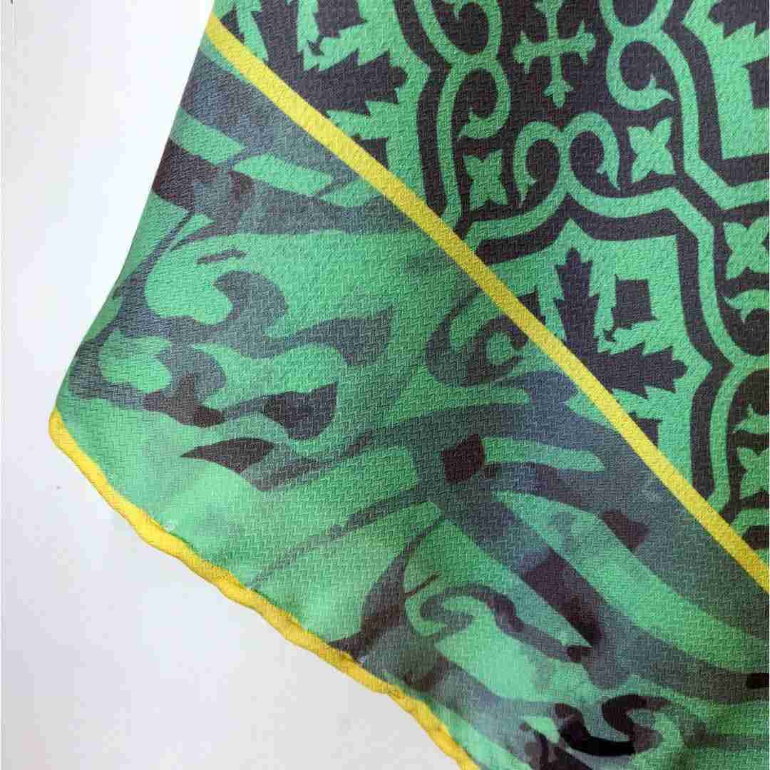 Persian Artistic Scarf for Women – Luxe and Vibrant Nastaliq Print