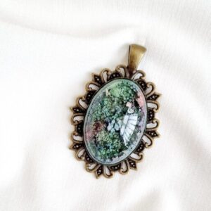 Handcrafted Resin Abstract Necklace – Bronze Toned Artisan Pendant