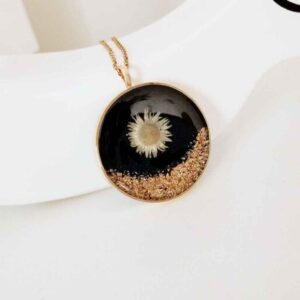 Handcrafted Resin Flower Necklace – Baboone Daisy Gold Design