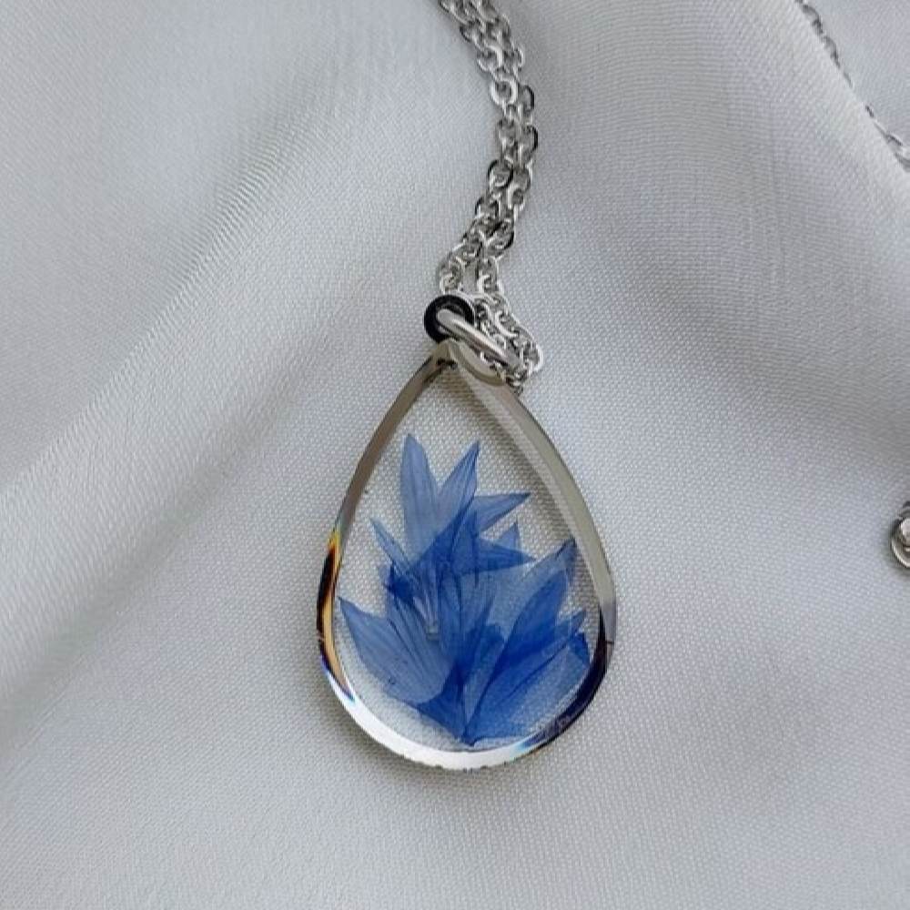 Handcrafted Resin Flower Necklace – Gandom Silver Toned Design