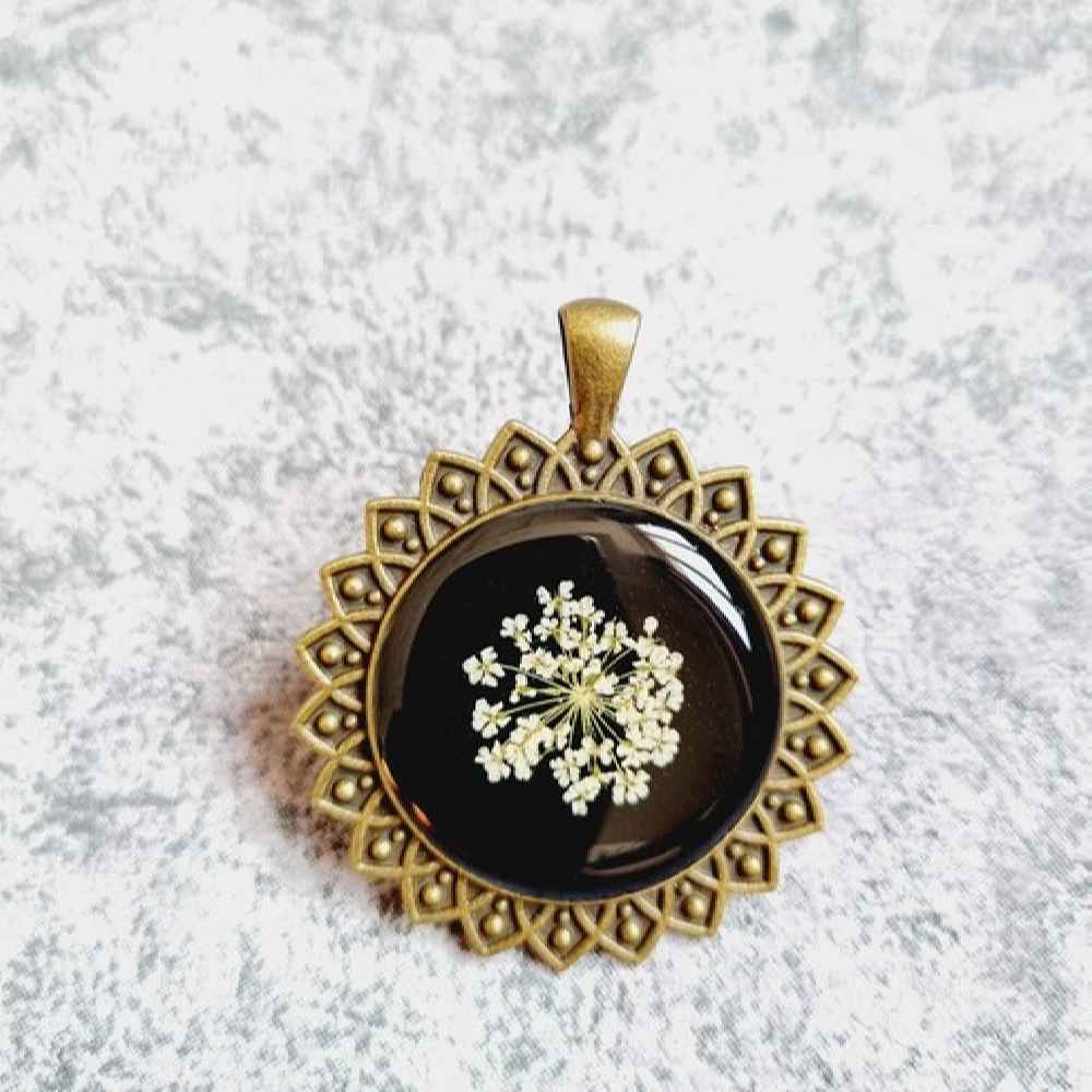 Handcrafted Resin Flower Necklace – Shokaran Bronze Artisan Design