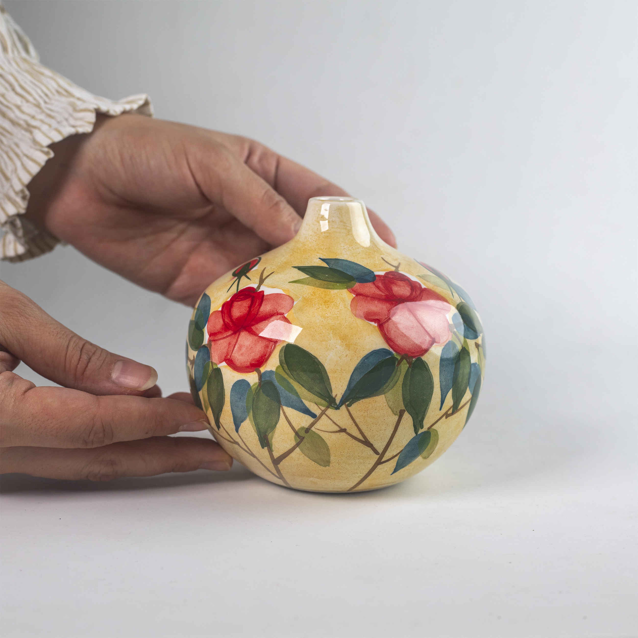 Handcrafted One-Stem Pottery Vase for Small Spaces, Featuring a Hand-Painted Floral Pattern for a Classic Touch