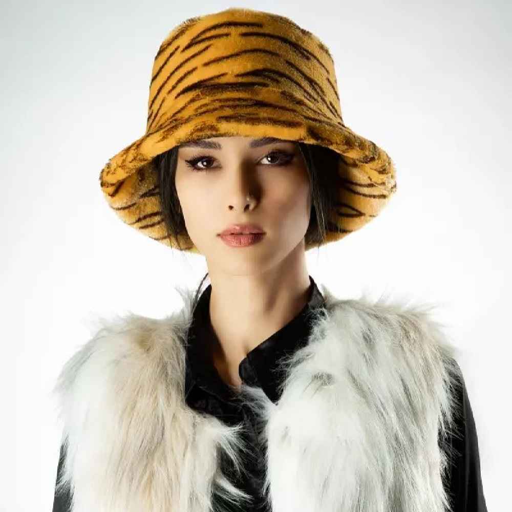 Women’s Fluffy Faux Fur Bucket Hat – Model Tiger