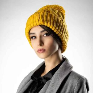 Women’s Knitted Winter Beanie – Model Bubble