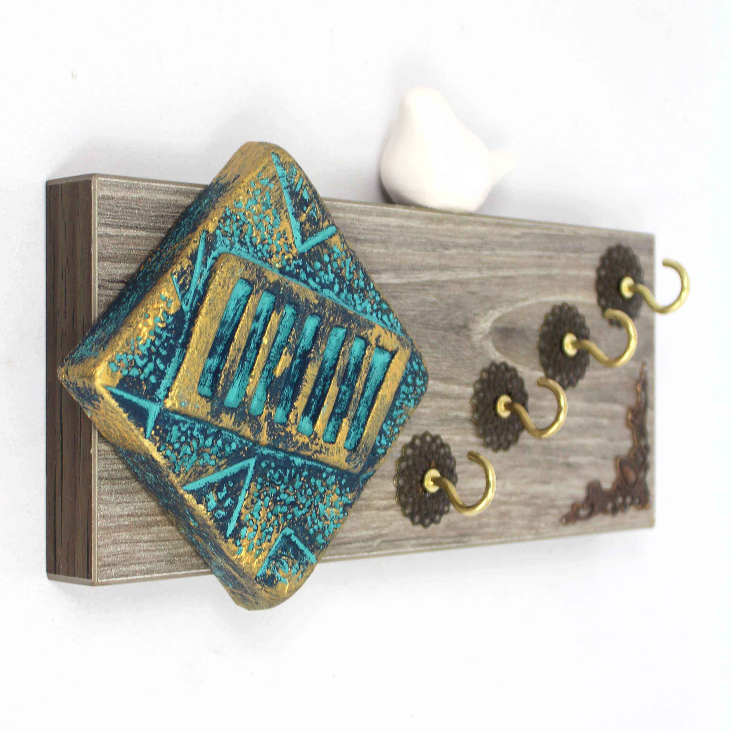 Decorative & Handcrafted Wall Key Holder with the Deign Traditional Tile