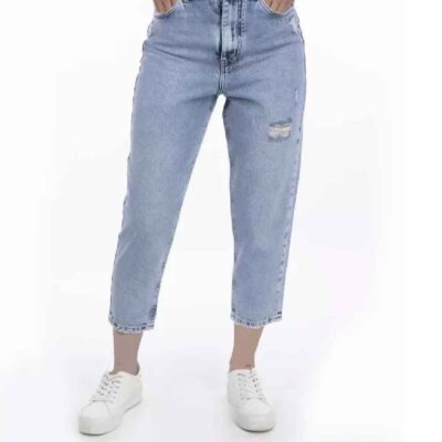 Women's Light Blue Mom Jeans with Straight Leg for a Modern Casual Look