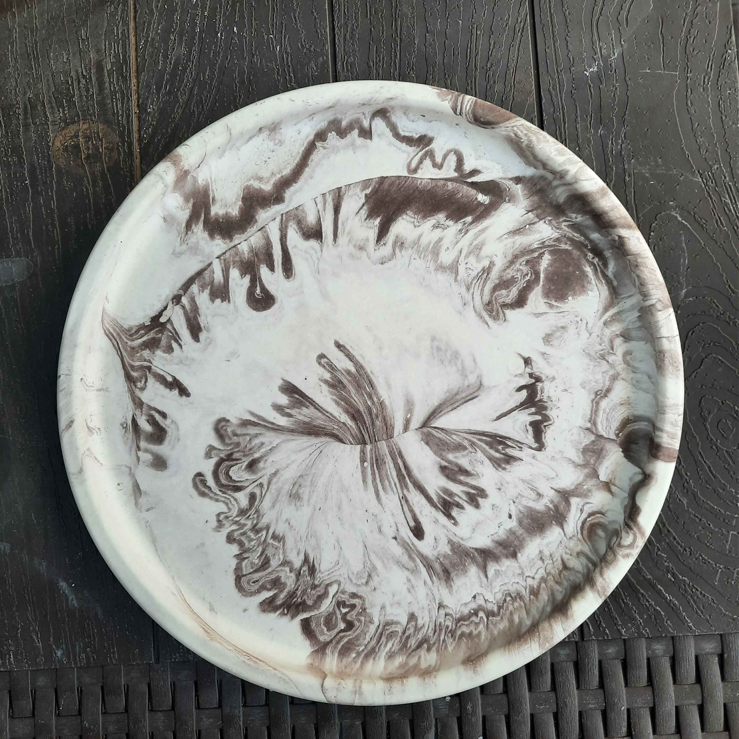 Casual Round Concrete Serving Tray – Artistic Gray Resin Detail Tray