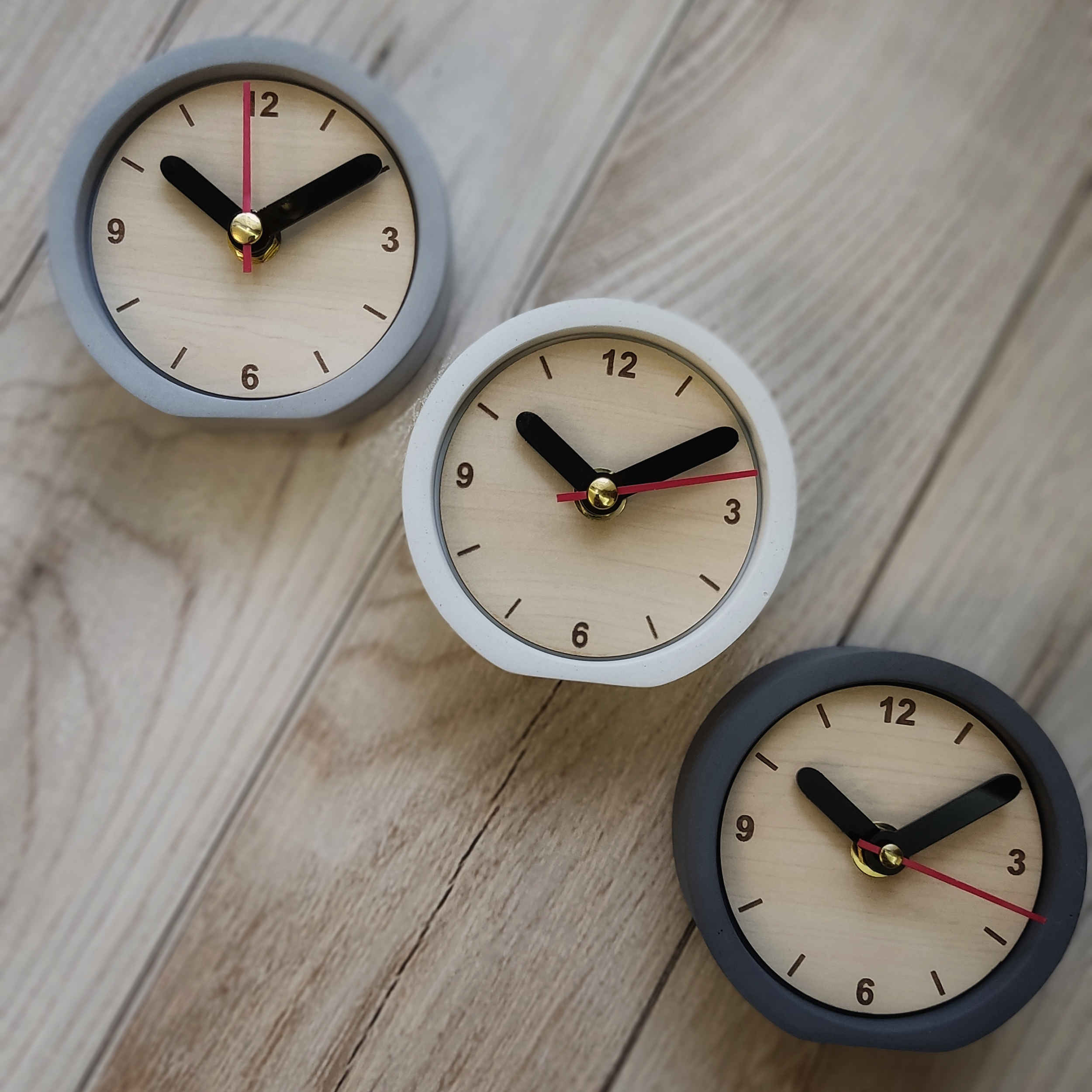 Handcrafted Concrete Desk Clock – Minimalist Round Gray