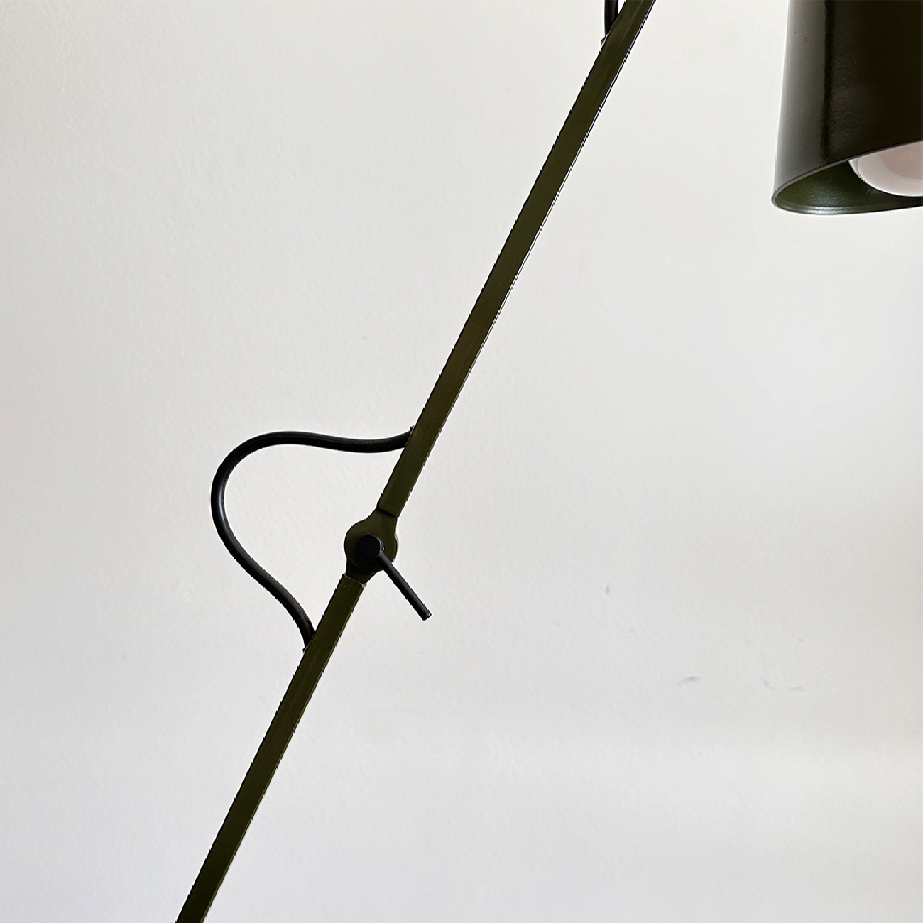 Minimalist Adjustable Metal Desk Lamp – Handcrafted Reading Light