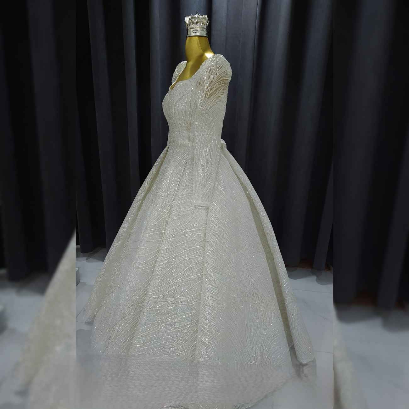 Wedding Dress with Super Pleated Zonyx Skirt and Princess Sleeves – Exquisite and Stylish Fit