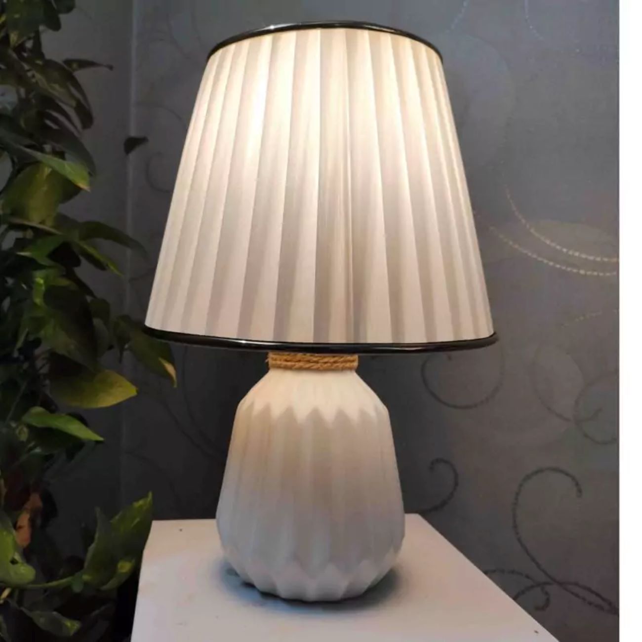 Elegant Geometric Gold & White Ceramic Table Lamp – Vase-Style Decor