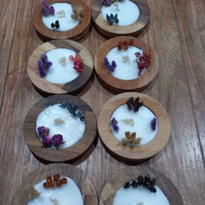 Aromatic Botanical Candle with Wood Jar and Spice Design