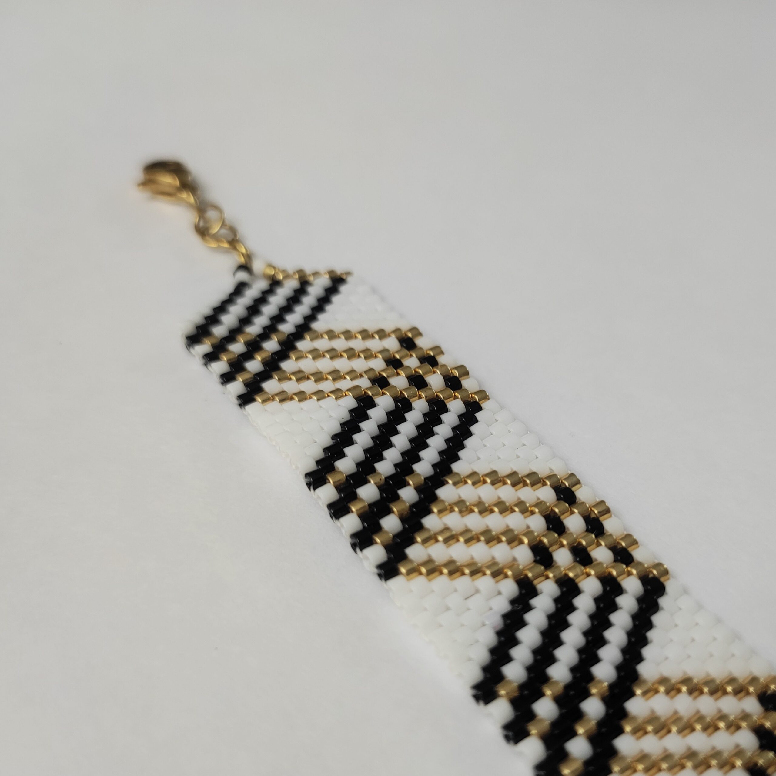 Boho Chic Woven Beaded Bracelet – Geometric Design