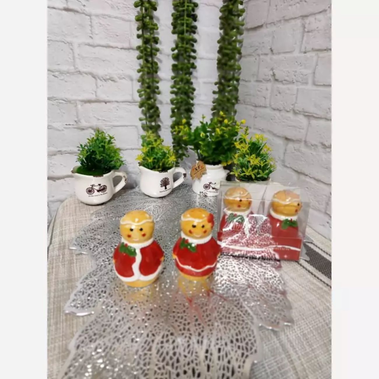 Ceramic Salt and Pepper Shaker – Gingerbread Cookies Design