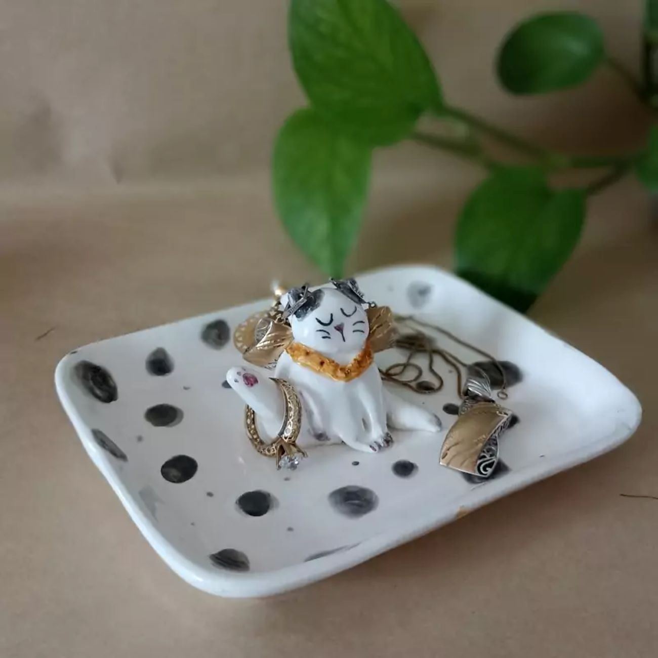 Charming Ceramic Jewelry Holder with Elegant Cat Design