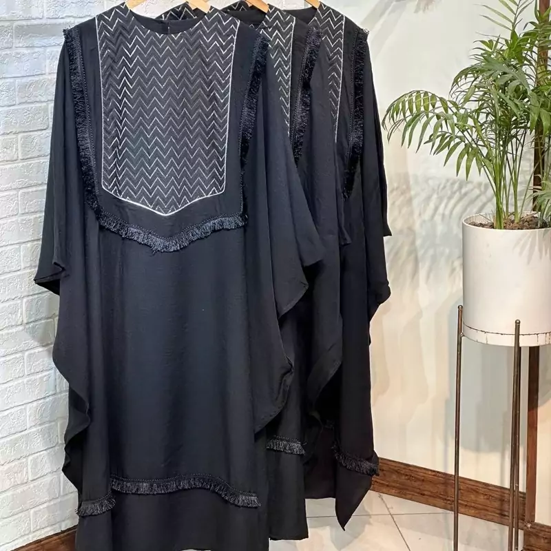 Black Closed-Front Women’s Abaya with Flared Sleeves and a Zigzag Patterned Inlay