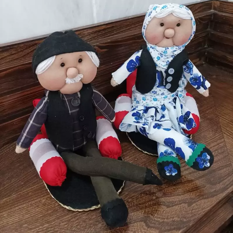 Handmade Grandparents Cloth Doll Set – Seated Vintage Decor